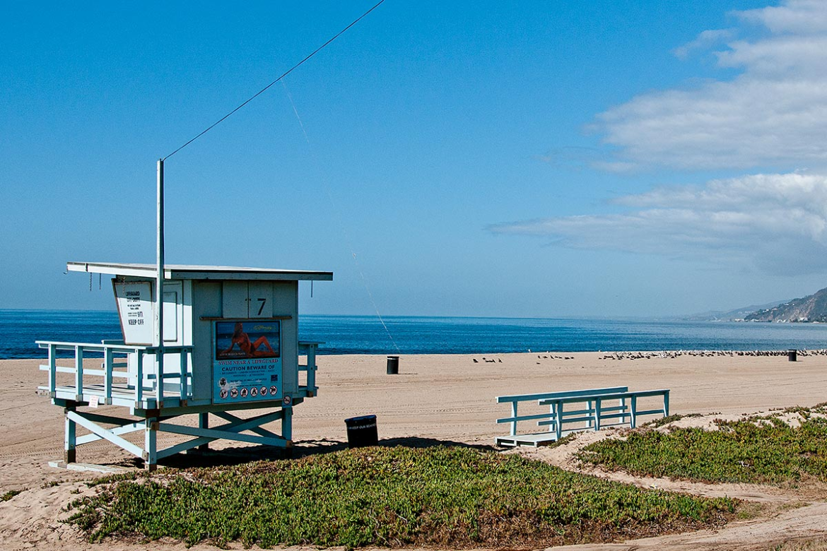 A photo of a life guard tower at Will Rogers Beach with a view of the ocean and the sand.